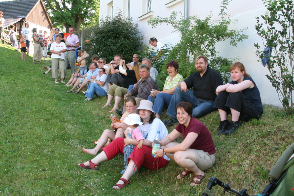 Die Zuschauer beim Rutschen, aufgenommen von Torfi beim 14. Burgwitzer Teichfest