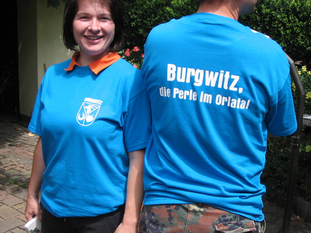 Die Burgwitz-T-Shirts mit dem Wappen der Gemeinde.