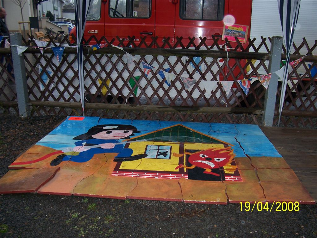 Großes Feuerwehr-Puzzle für die Kinder. Aufgenommen zur 888-Jahrfeier in Kospoda durch Helga Neugebauer.