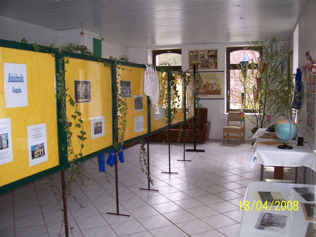 Ausstellung zur Schulgeschichte. Aufgenommen zur 888-Jahrfeier in Kospoda durch Helga Neugebauer.
