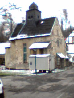 Bauwagen vor der Kospodaer Kirche