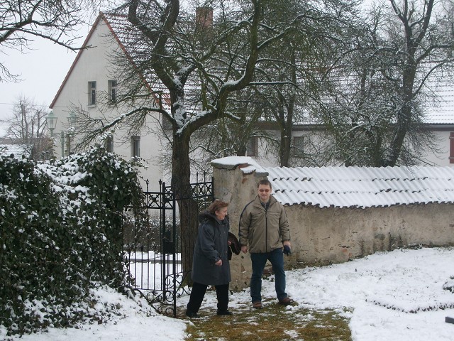 Irma und Ralf auf dem Weg zur burgwitzer Kirche. Aufgenommen von Rico Krause am 24.12.2007.