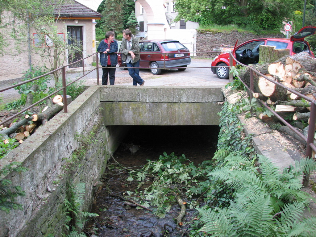 Die Brücke über den Ziegenbach hinter dem Gemeindehaus